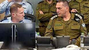 Generalstabschef Eyal Zamir (rechts) genießt offenbar einen großen Rückhalt in der Armee und ...