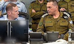 Generalstabschef Eyal Zamir (rechts) genießt offenbar einen großen Rückhalt in der Armee und ...