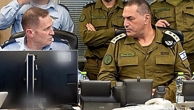 Generalstabschef Eyal Zamir (rechts) genießt offenbar einen großen Rückhalt in der Armee und ...