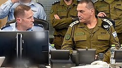 Generalstabschef Eyal Zamir (rechts) genießt offenbar einen großen Rückhalt in der Armee und ...