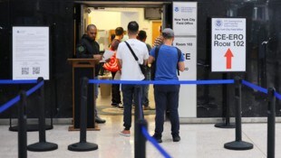 Menschen warten in New York, um das Büro der Einwanderungs- und Zollbehörde (ICE) zu betreten.