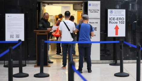 Ein US-Bundesgericht hat den Entzug des Aufenthaltsrechts von Tausenden Migrantinnen und ...