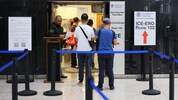 Menschen warten in New York, um das Büro der Einwanderungs- und Zollbehörde (ICE) zu betreten.