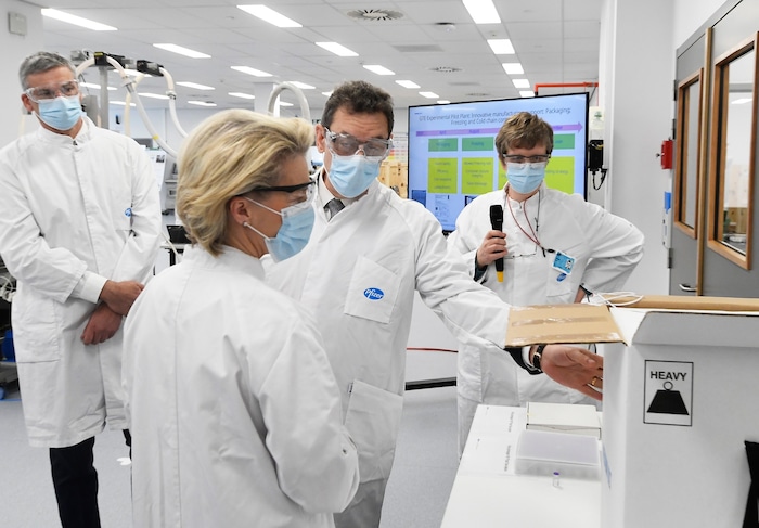 Ursula von der Leyen im Gespräch mit dem Pfizer-Chef im April 2021