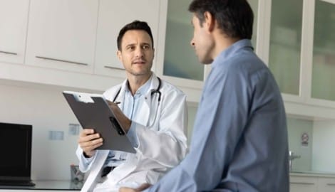 Männer gehen im Schnitt noch immer seltener zum Arzt als Frauen