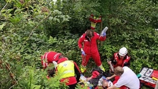 Die Erstversorgung des 69-Jährigen an der Absturzstelle.