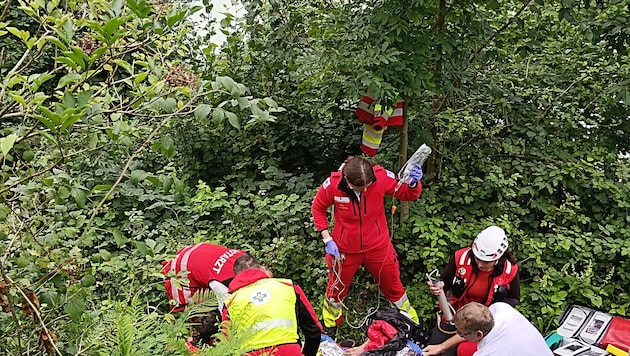 Die Erstversorgung des 69-Jährigen an der Absturzstelle.