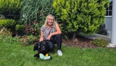 Renate Götschl im idyllischen Garten daheim in Spielberg – mit Hund Blacky.