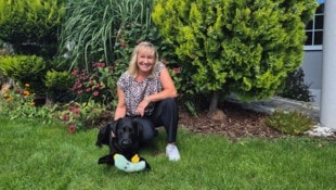 Renate Götschl im idyllischen Garten daheim in Spielberg – mit Hund Blacky.
