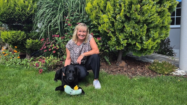 Renate Götschl im idyllischen Garten daheim in Spielberg – mit Hund Blacky.