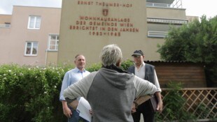 Niegl (li.) mit Fischer und einer verärgerten Mieterin