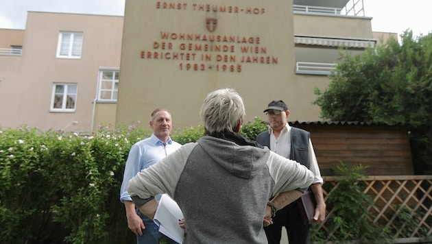 Niegl (li.) mit Fischer und einer verärgerten Mieterin