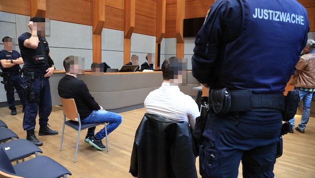 Die beiden Angeklagten beim Prozess in Innsbruck