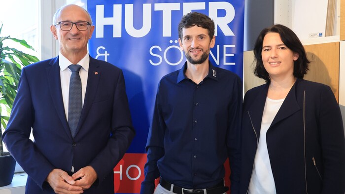 Philipp Huter, der GF von Huter & Söhne, flankiert von LH Anton Mattle und WK-Chefin Barbara ...
