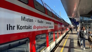 Angejahrte deutsche Waggons werden von E-Lokomotiven aus der Weststeiermark nach Graz und zurück ...