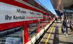 Angejahrte deutsche Waggons werden von E-Lokomotiven aus der Weststeiermark nach Graz und zurück ...