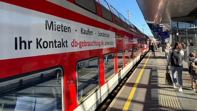 Angejahrte deutsche Waggons werden von E-Lokomotiven aus der Weststeiermark nach Graz und zurück ...