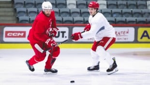 Marco Kasper im Vorjahr im Zweikampf mit KAC-Ass Jan Mursak.