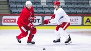 Marco Kasper im Vorjahr im Zweikampf mit KAC-Ass Jan Mursak.