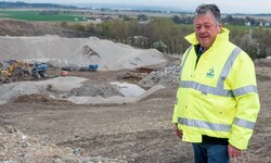 Betreiber Johann Zöchling auf der umstrittenen St. Pöltner Deponie Am Ziegelofen.
