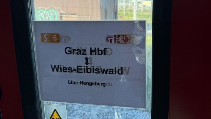 Statt Displays mit Zielen und Haltestellen gibt es nun ein A4-Blatt.