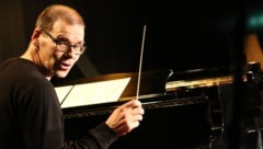 David Wagner moderiert Improtheater und begleitet es musikalisch. 