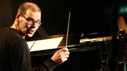 David Wagner moderiert Improtheater und begleitet es musikalisch. 