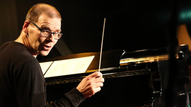 David Wagner moderiert Improtheater und begleitet es musikalisch.