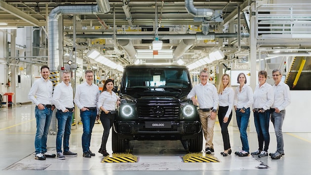 Das Jubiläumsauto und das Grazer Team dahinter