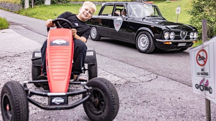Früh übt sich: Ein junger Fan von Oldtimern trainiert mit seinem Gokart für später.