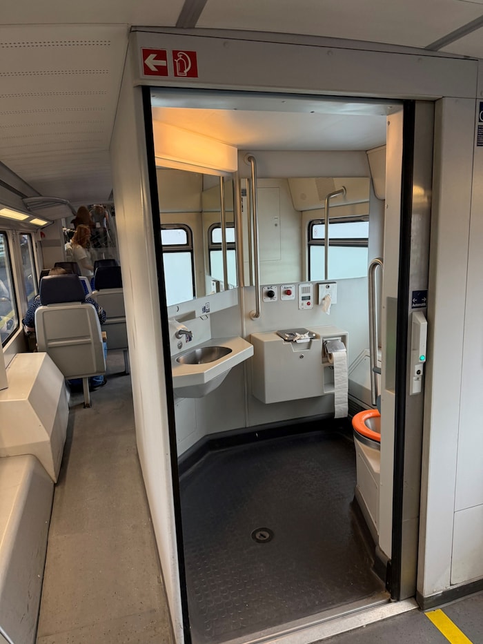 WC-Türen in Waggons bleiben teilweise einfach offen.