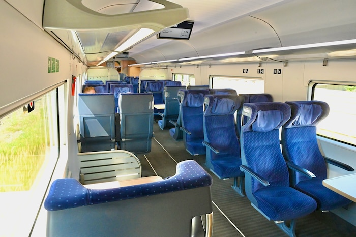 Ruhig und souverän gleitet der Zug durch Kärnten.