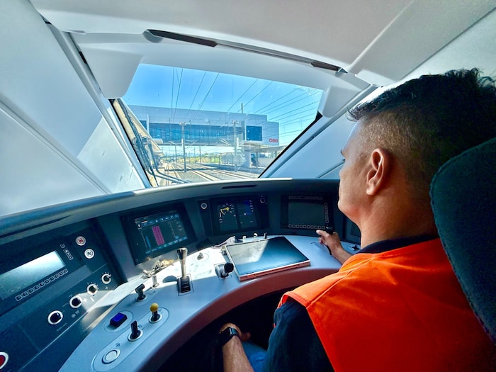 Blick ins Cockpit des ICE: Fahrgäste merken das Tempo übrigens kaum.