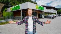 Peter Buchmüller junior vor seinem ADEG-Supermarkt in Großgmain im Salzburger Flachgau