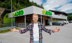 Peter Buchmüller junior vor seinem ADEG-Supermarkt in Großgmain im Salzburger Flachgau