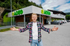 Peter Buchmüller junior vor seinem ADEG-Supermarkt in Großgmain im Salzburger Flachgau