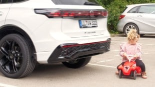 Der VW Tiguan bremste beim Ausparken zuverlässig vor einem Kinder-Dummy auf dem Bobbycar. Hinter ...