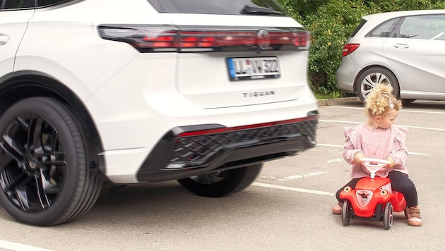 Der VW Tiguan bremste beim Ausparken zuverlässig vor einem Kinder-Dummy auf dem Bobbycar. Hinter ...