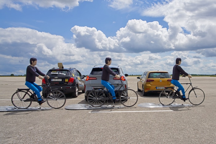 Beim Ausparken aus einer Lücke müssen die Fahrzeuge auch vorbeifahrende Radfahrer erkennen und ...