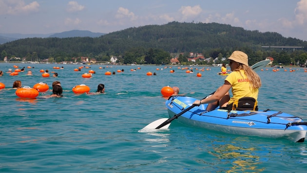 Die Teilnehmer schwimmen 44 Kilometer in vier Kärntner Seen.