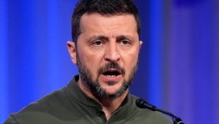 Der ukrainische Präsident Wolodymyr Selenskyj blickt gespannt nach Moskau. Lässt sein russisches ...