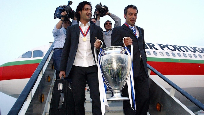 Vitor Baia und Jorge Costa (r.) mit der Champions-League-Trophäe