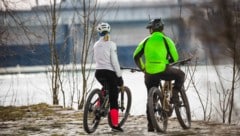 Beim Radfahren sollte man immer einen Helm tragen.