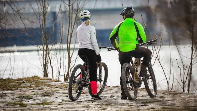 Beim Radfahren sollte man immer einen Helm tragen.