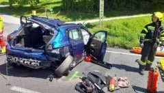 Eines der schwer demolierten Unfallautos; 20 Kräfte der Freiwilligen Feuerwehr Anger standen im ...