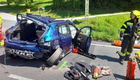 Eines der schwer demolierten Unfallautos; 20 Kräfte der Freiwilligen Feuerwehr Anger standen im ...