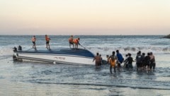 Das Schiff war auf Grund gelaufen und gekentert.