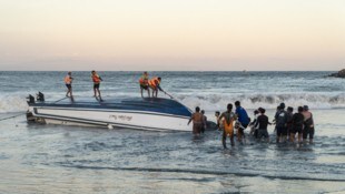 Das Schiff war auf Grund gelaufen und gekentert.