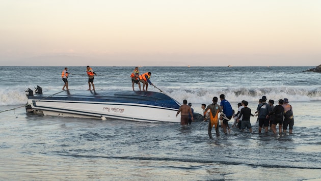 Das Schiff war auf Grund gelaufen und gekentert.