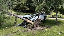 Das schwerbeschädigte Auto